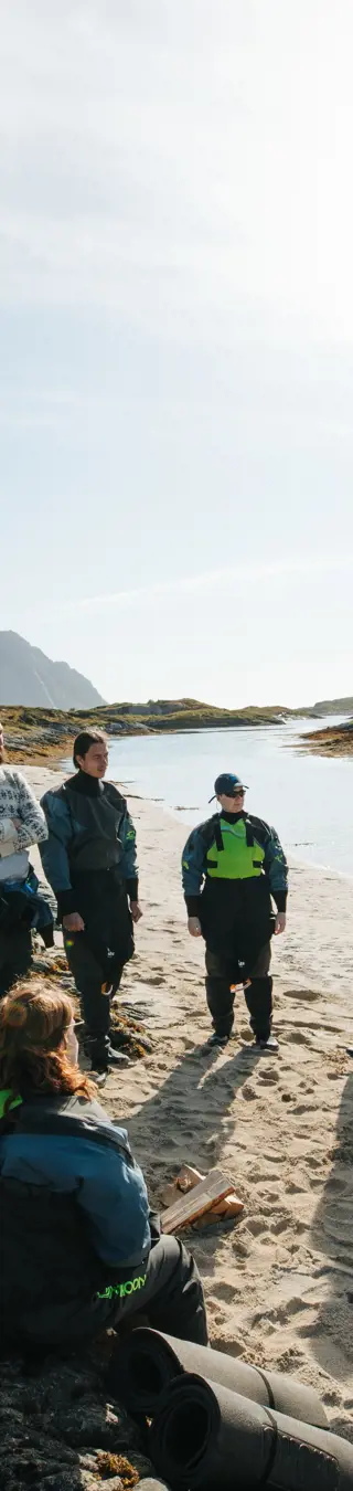 Guide Kristian Louis Jensen erklärt und die Gruppe hört zu
